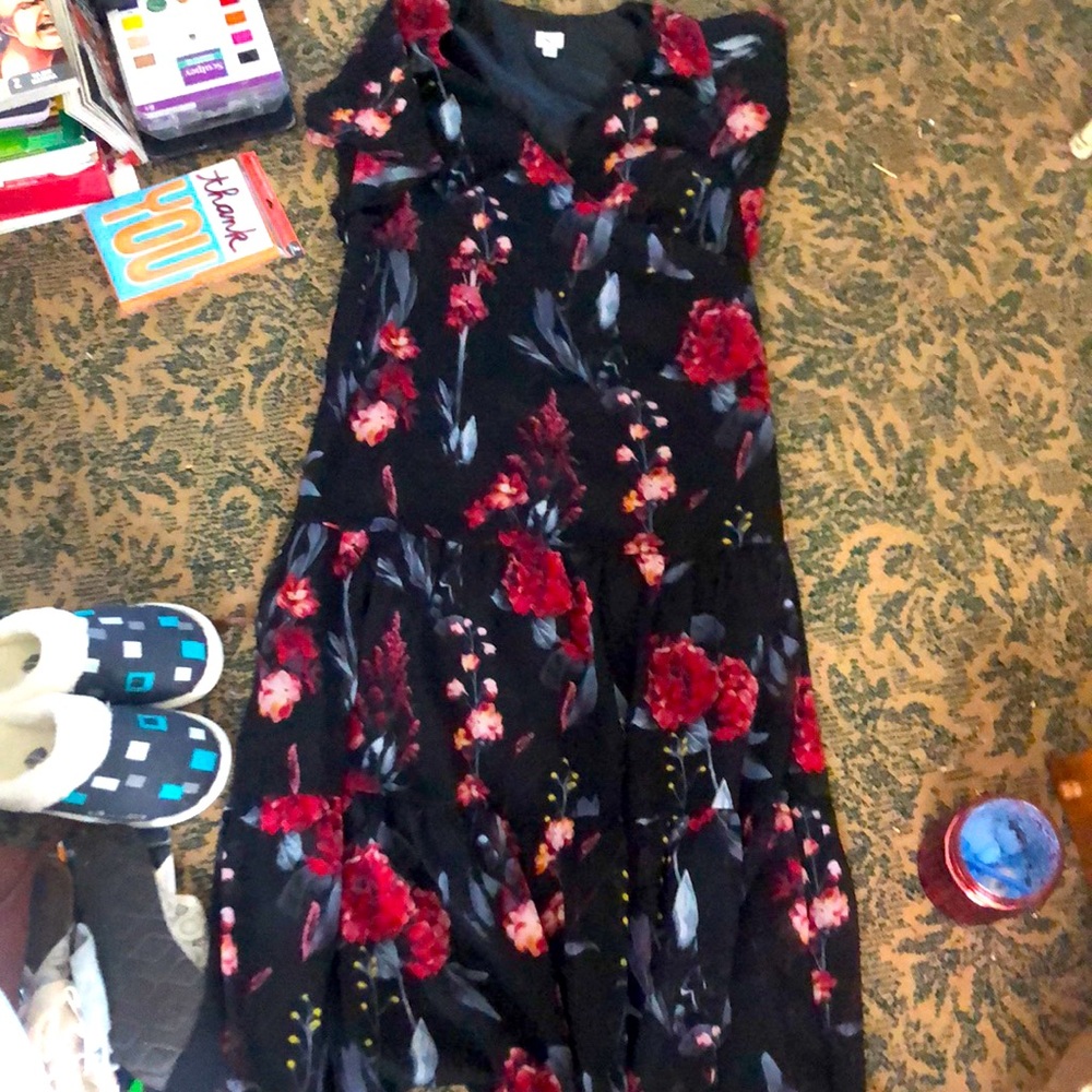 Brand: a new day; Size: M; Color: Black w/ flower print